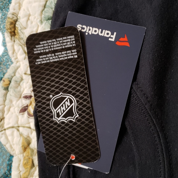 NWT Seattle black NHL KRAKEN t-shirt small - Picture 3 of 7